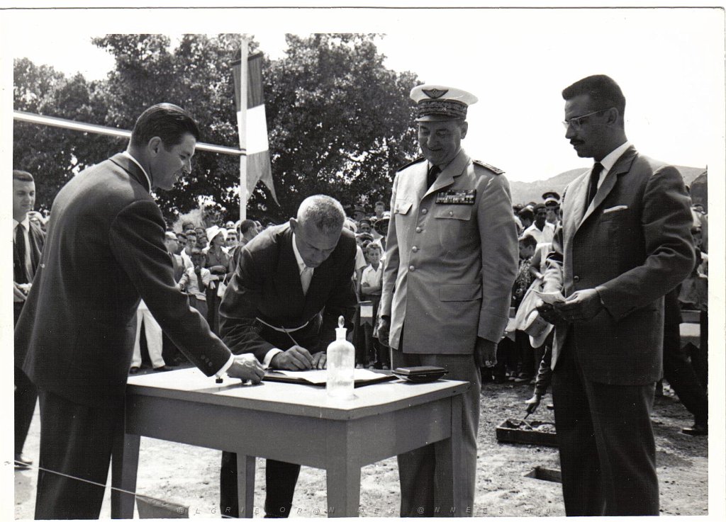 BOU SFER 06 JUILLET 1958 POSE DE LA PREMIERE PIERRE DU MONUMENT AUX MORTS 020.jpg